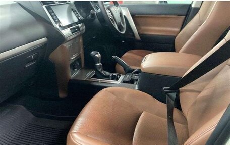 Toyota Land Cruiser Prado 150 рестайлинг 2, 2022 год, 4 450 001 рублей, 8 фотография