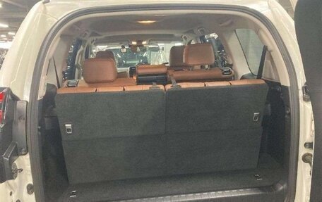 Toyota Land Cruiser Prado 150 рестайлинг 2, 2022 год, 4 450 001 рублей, 6 фотография