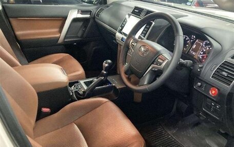 Toyota Land Cruiser Prado 150 рестайлинг 2, 2022 год, 4 450 001 рублей, 12 фотография