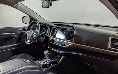 Toyota Highlander III, 2018 год, 4 350 000 рублей, 17 фотография