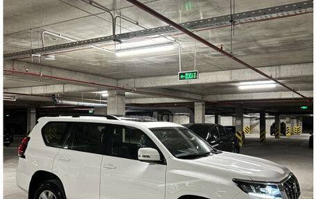 Toyota Land Cruiser Prado 150 рестайлинг 2, 2022 год, 6 880 000 рублей, 3 фотография