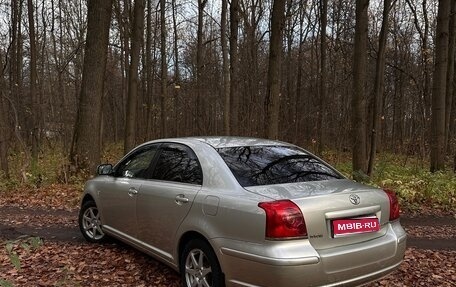 Toyota Avensis III рестайлинг, 2003 год, 700 000 рублей, 1 фотография