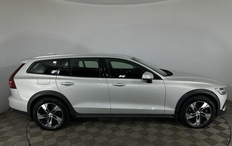 Volvo V60 Cross Country II, 2021 год, 3 900 000 рублей, 4 фотография