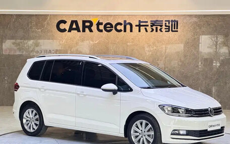 Volkswagen Touran III, 2022 год, 1 850 000 рублей, 3 фотография