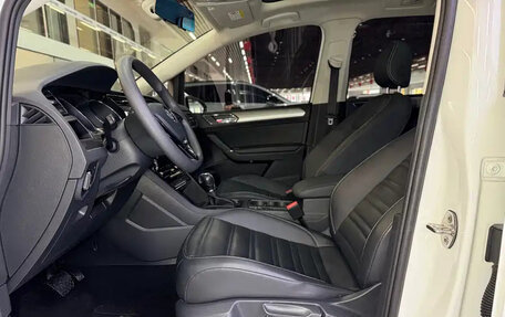 Volkswagen Touran III, 2022 год, 1 850 000 рублей, 14 фотография