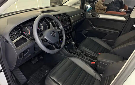 Volkswagen Touran III, 2022 год, 1 850 000 рублей, 15 фотография