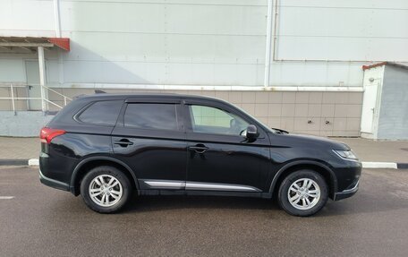 Mitsubishi Outlander III рестайлинг 3, 2020 год, 1 950 000 рублей, 3 фотография