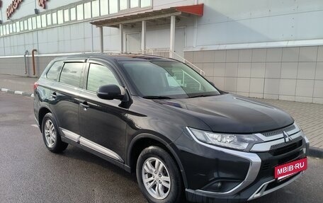 Mitsubishi Outlander III рестайлинг 3, 2020 год, 1 950 000 рублей, 2 фотография