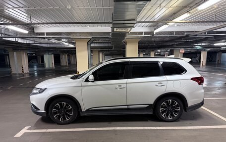 Mitsubishi Outlander III рестайлинг 3, 2021 год, 2 700 000 рублей, 3 фотография