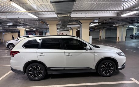 Mitsubishi Outlander III рестайлинг 3, 2021 год, 2 700 000 рублей, 2 фотография