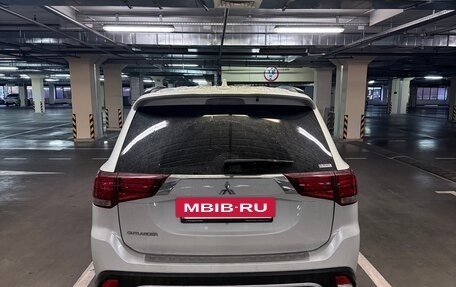 Mitsubishi Outlander III рестайлинг 3, 2021 год, 2 700 000 рублей, 4 фотография