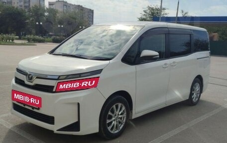 Toyota Voxy III, 2017 год, 1 850 000 рублей, 2 фотография