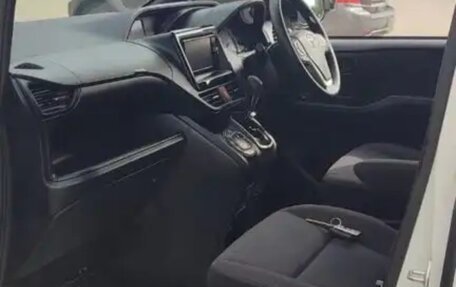 Toyota Voxy III, 2017 год, 1 850 000 рублей, 15 фотография