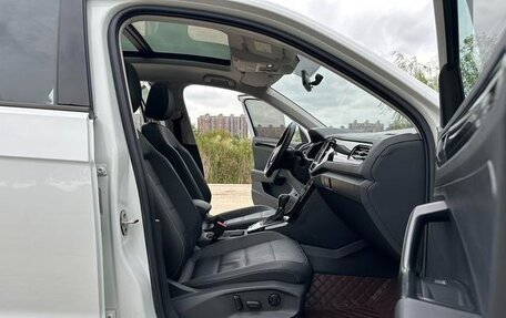 Volkswagen T-Roc I, 2022 год, 2 000 000 рублей, 9 фотография