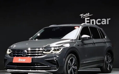 Volkswagen Tiguan II, 2021 год, 2 840 000 рублей, 1 фотография