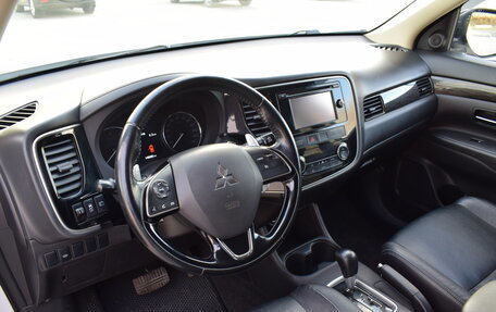 Mitsubishi Outlander III рестайлинг 3, 2016 год, 1 697 000 рублей, 14 фотография