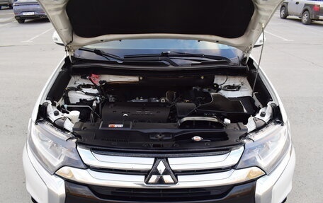 Mitsubishi Outlander III рестайлинг 3, 2016 год, 1 697 000 рублей, 10 фотография