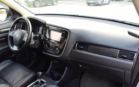 Mitsubishi Outlander III рестайлинг 3, 2016 год, 1 697 000 рублей, 15 фотография