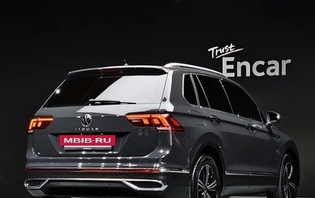 Volkswagen Tiguan II, 2021 год, 2 840 000 рублей, 2 фотография