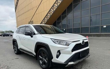 Toyota RAV4, 2022 год, 2 200 000 рублей, 2 фотография