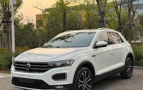 Volkswagen T-Roc I, 2022 год, 1 700 000 рублей, 1 фотография