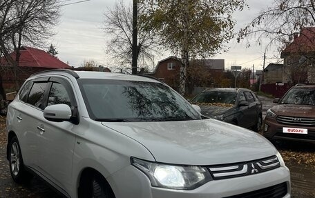 Mitsubishi Outlander III рестайлинг 3, 2013 год, 1 960 000 рублей, 2 фотография