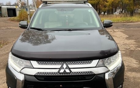 Mitsubishi Outlander III рестайлинг 3, 2019 год, 1 990 000 рублей, 1 фотография