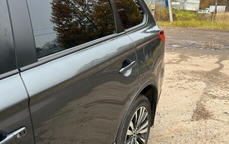 Mitsubishi Outlander III рестайлинг 3, 2019 год, 1 990 000 рублей, 5 фотография