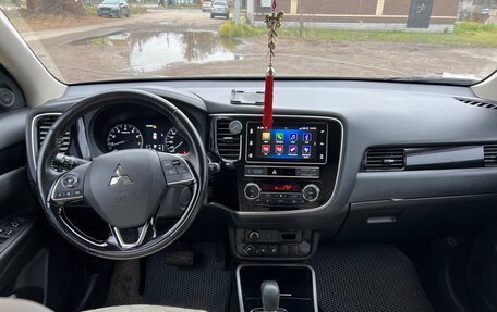 Mitsubishi Outlander III рестайлинг 3, 2019 год, 1 990 000 рублей, 10 фотография