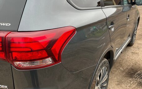 Mitsubishi Outlander III рестайлинг 3, 2019 год, 1 990 000 рублей, 8 фотография