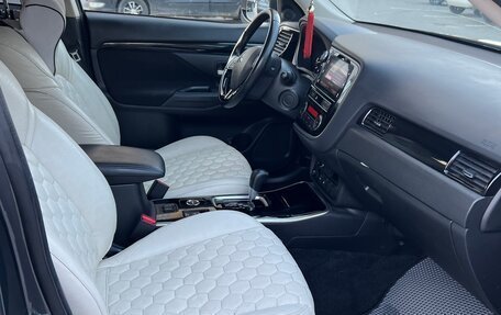 Mitsubishi Outlander III рестайлинг 3, 2019 год, 1 990 000 рублей, 13 фотография