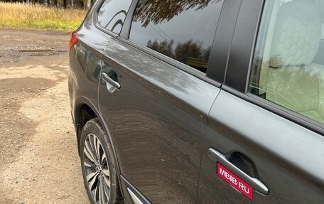 Mitsubishi Outlander III рестайлинг 3, 2019 год, 1 990 000 рублей, 4 фотография