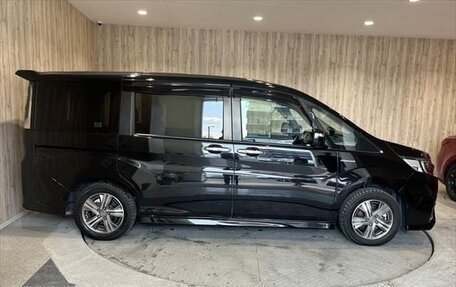 Honda Stepwgn IV, 2018 год, 1 750 500 рублей, 3 фотография