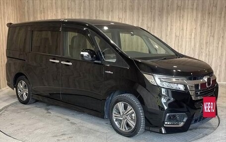 Honda Stepwgn IV, 2018 год, 1 750 500 рублей, 2 фотография