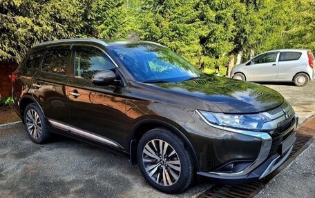 Mitsubishi Outlander III рестайлинг 3, 2021 год, 2 850 000 рублей, 3 фотография