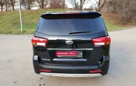 KIA Carnival III, 2015 год, 2 500 000 рублей, 1 фотография