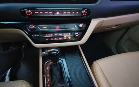 KIA Carnival III, 2015 год, 2 500 000 рублей, 6 фотография