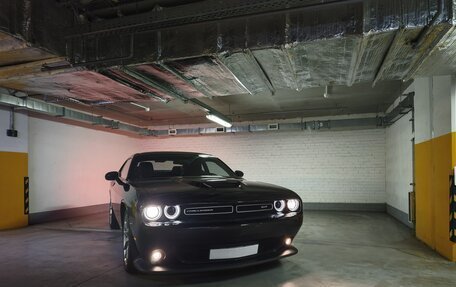 Dodge Challenger III рестайлинг 2, 2021 год, 3 300 000 рублей, 1 фотография