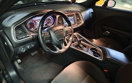 Dodge Challenger III рестайлинг 2, 2021 год, 3 300 000 рублей, 7 фотография