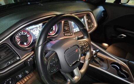 Dodge Challenger III рестайлинг 2, 2021 год, 3 300 000 рублей, 8 фотография