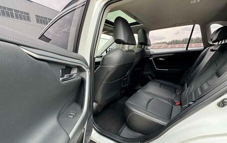 Toyota RAV4, 2021 год, 2 280 000 рублей, 14 фотография