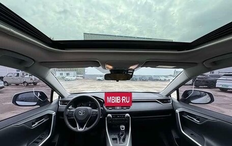 Toyota RAV4, 2021 год, 2 280 000 рублей, 15 фотография