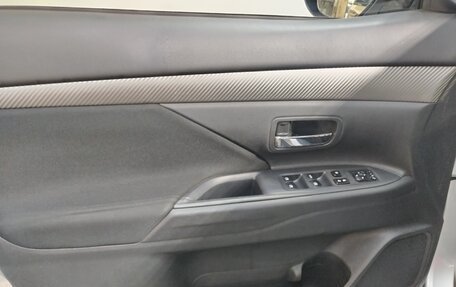 Mitsubishi Outlander III рестайлинг 3, 2018 год, 1 530 000 рублей, 5 фотография