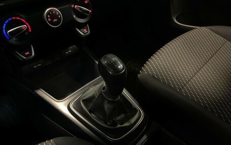 KIA Rio IV, 2018 год, 995 000 рублей, 18 фотография