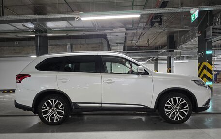 Mitsubishi Outlander III рестайлинг 3, 2017 год, 1 990 000 рублей, 8 фотография