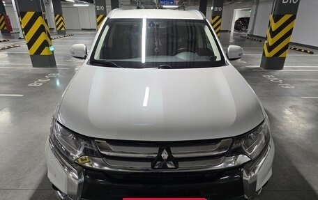 Mitsubishi Outlander III рестайлинг 3, 2017 год, 1 990 000 рублей, 2 фотография