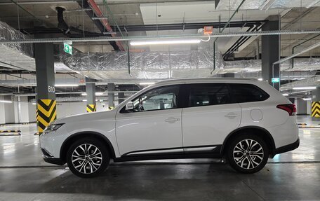 Mitsubishi Outlander III рестайлинг 3, 2017 год, 1 990 000 рублей, 7 фотография