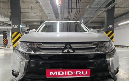 Mitsubishi Outlander III рестайлинг 3, 2017 год, 1 990 000 рублей, 4 фотография