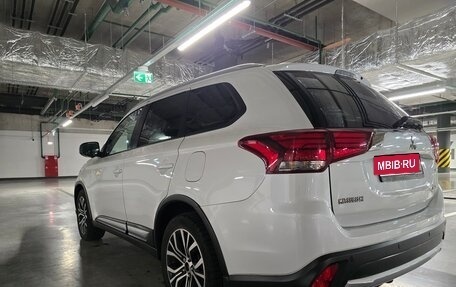 Mitsubishi Outlander III рестайлинг 3, 2017 год, 1 990 000 рублей, 6 фотография