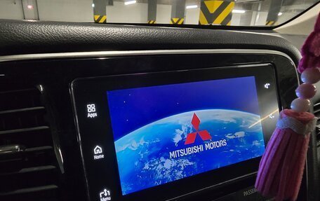 Mitsubishi Outlander III рестайлинг 3, 2017 год, 1 990 000 рублей, 10 фотография